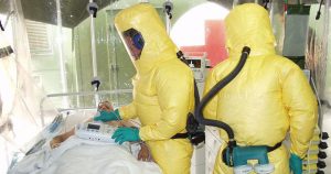 Ebola-Patient und zwei Ärzte in Schutzanzügen