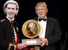 Sebastian Kurz und Donald Trump mit Riesen-Mozartkugel