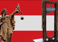 Österreich-Fahne mit Göttin Justitia und Guillotine