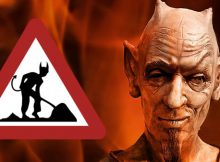Satan vor Hölle mit 'Achtung Baustelle'-Tafel