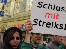 Protestzug mit Schild 'Schluss mit Streiks!'