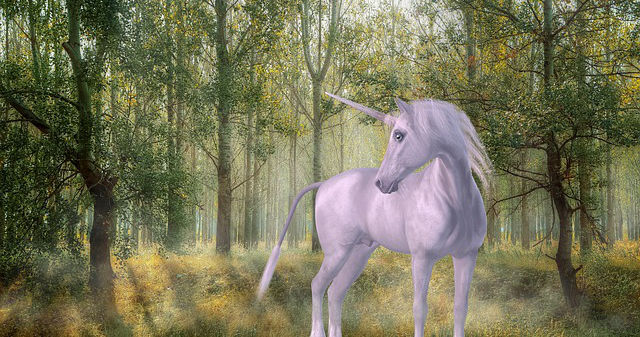 Einhorn vor Waldkulisse