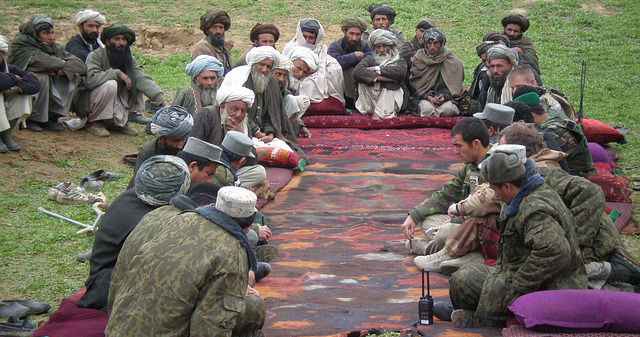 Versammlung afghanischer Männer
