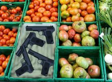 Waffen im Obst- und Gemüseregal