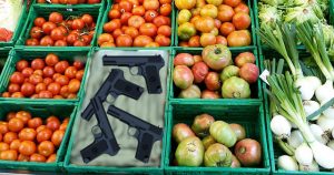 Waffen im Obst- und Gemüseregal